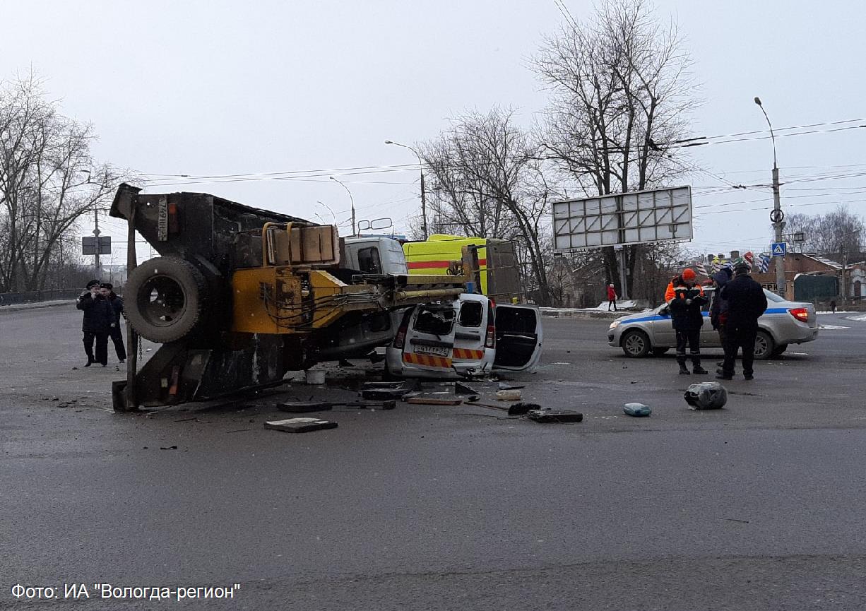 Автокран без тормозов свалился на легковушку в Вологде